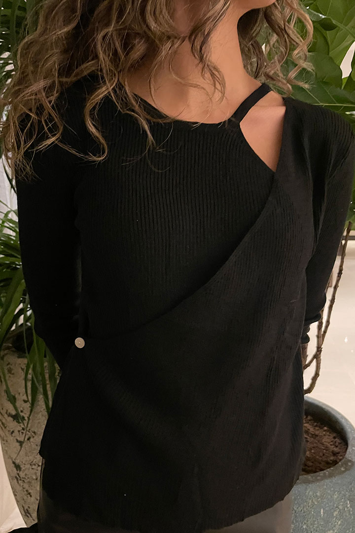 Picture of Neckline Top-Black